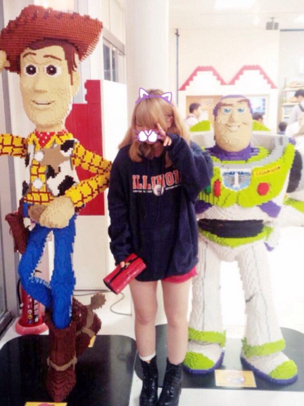 ブルー系のパーカー、レッド系のその他パンツ、ブラック系のブーツを着用したレディースの秋コーディネートの1枚目の写真