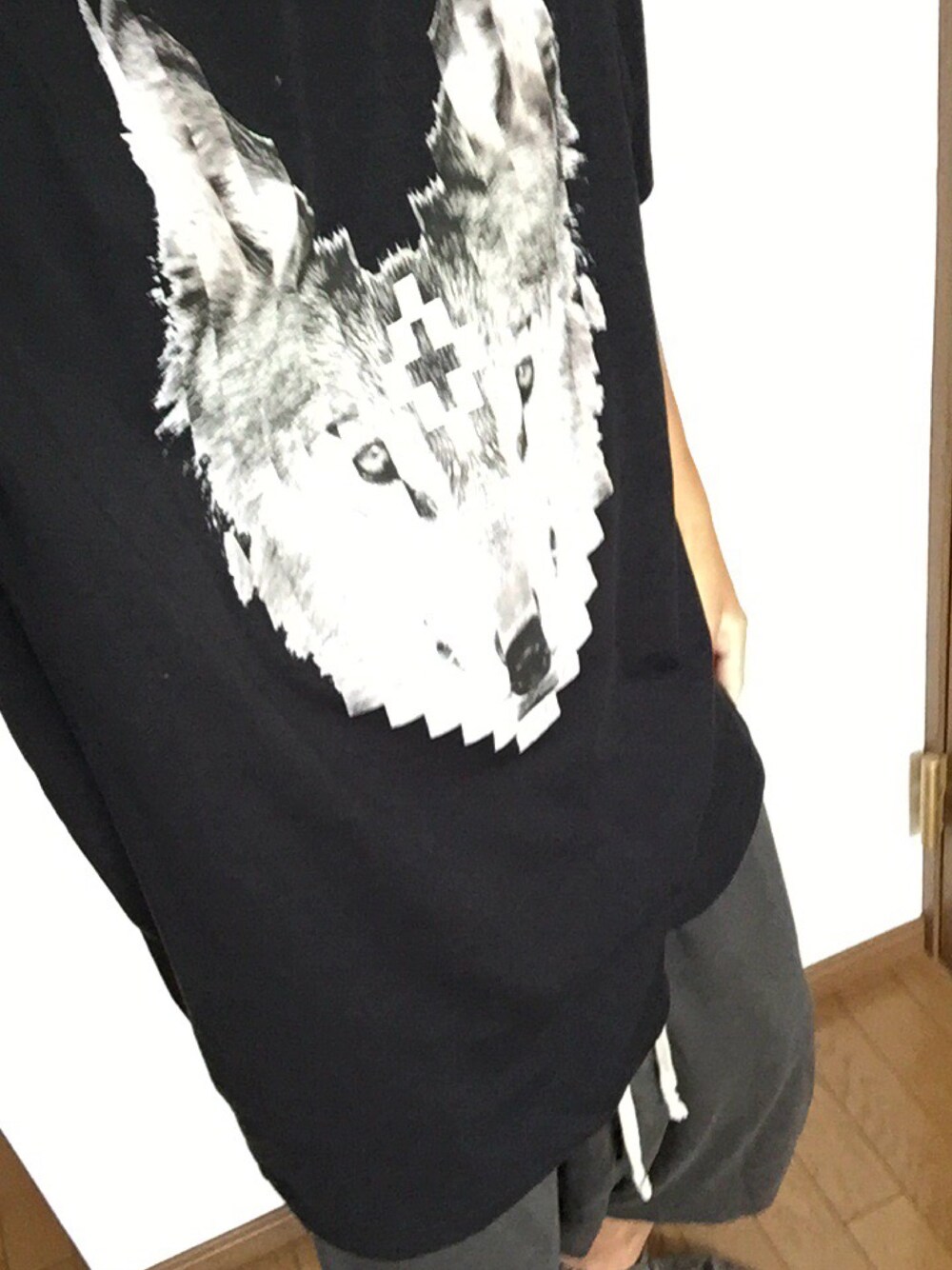 ブラック系のTシャツ/カットソー、その他のその他パンツ、ブラック系のスニーカーを着用したメンズの春コーディネートの1枚目の写真