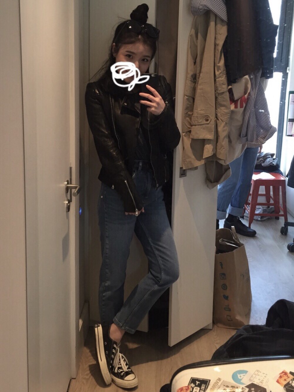 「URBAN OUTFITTERSのアイテム（デニムパンツ、ブルー系）」を使った、Mさん（レディース・158cm）の春コーディネートの1枚目の写真
