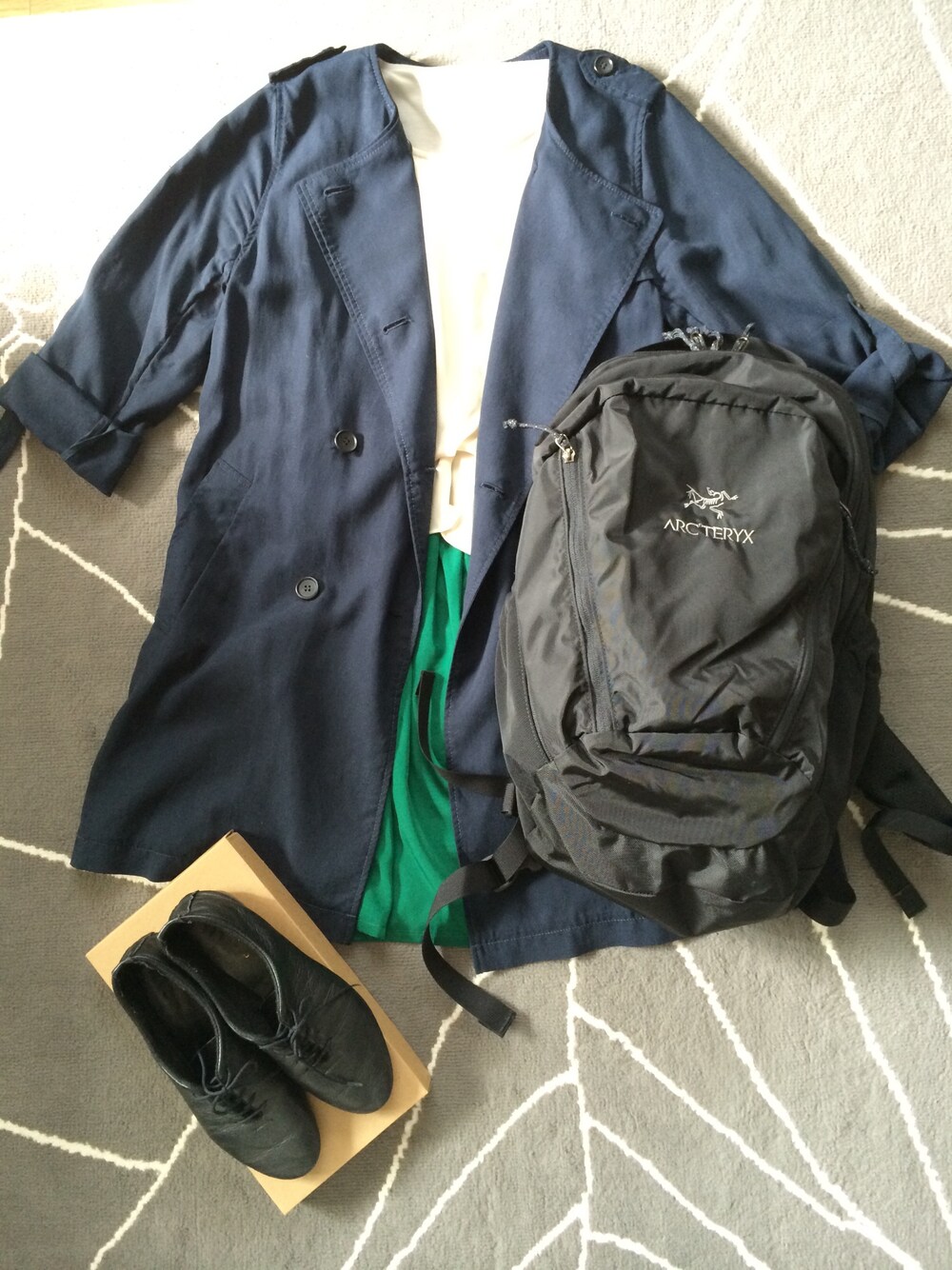 「ARC'TERYX、黒リュック、トレンチコート、ノーカラーコート、みどりの会」｜「KBFのKBF ブラウスコンビワンピース（ワンピース、ベージュ系）」を使った、chika   rrrさん（レディース・151cm）の秋コーディネートの1枚目の写真