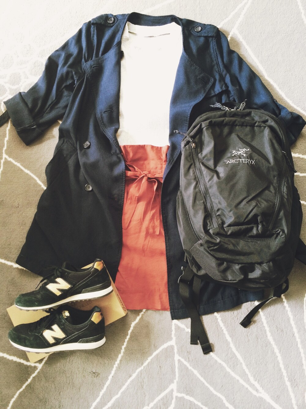 「ARC'TERYX、黒リュック、WEAR HALLOWEEN 2014、オレンジ」｜「Another EditionのAE[S]ﾘﾖｾﾙ OX NO/COL TRNC　Я（トレンチコート、ブルー系）」を使った、chika   rrrさん（レディース・151cm）の秋コーディネートの1枚目の写真