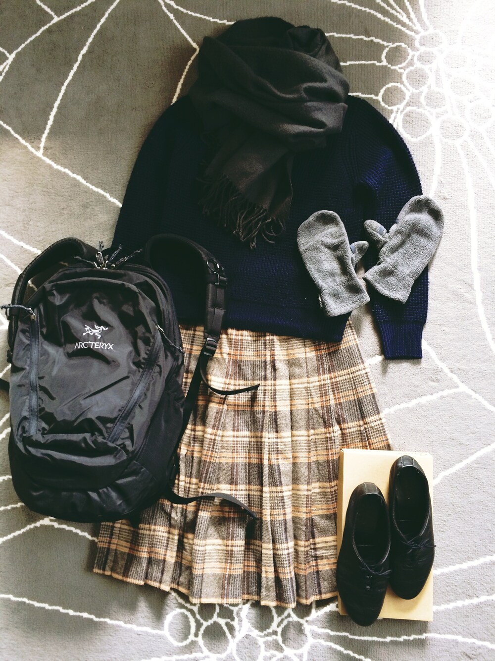 「ARC'TERYX、黒リュック、手袋、大判ストール、チェック、used、WEAR HALLOWEEN 2014」｜「BEAMS LIGHTS Women'sのBEAMS LIGHTS / 裏毛×ニットプルオーバー（ニット/セーター、ブルー系）」を使った、chika   rrrさん（レディース・151cm）の秋コーディネートの1枚目の写真