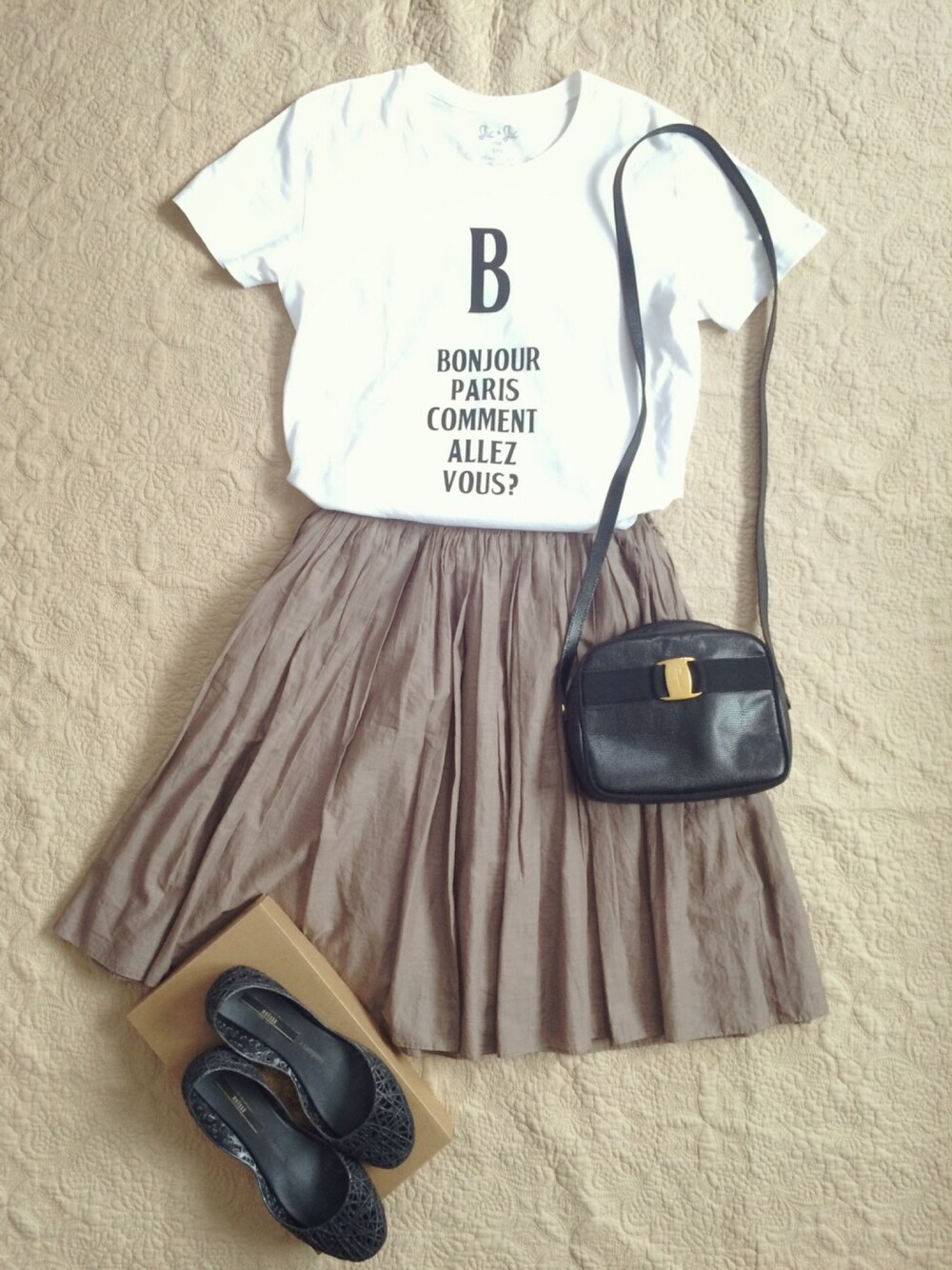 「梅雨、雨の日コーデ、ベージュ、白Tシャツ、used、used mix」｜「BEAUTY&YOUTH UNITED ARROWSのBYMC SLIC SLIC 別注プリントTEE（Tシャツ/カットソー、ホワイト系）」を使った、chika   rrrさん（レディース・151cm）の夏コーディネートの1枚目の写真