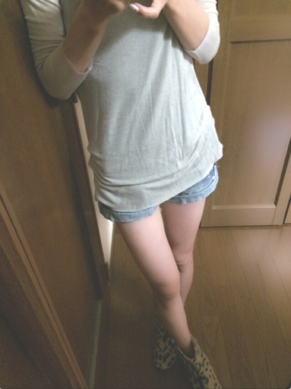 「MOUSSYのアイテム（Tシャツ/カットソー、シルバー系）」を使った、yucaさん（レディース・156cm）の秋コーディネートの1枚目の写真