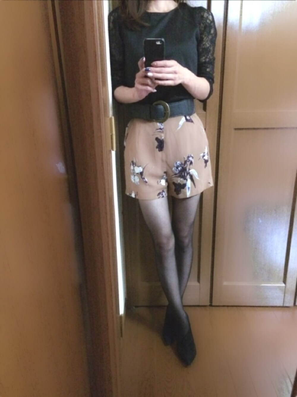 「SNIDELのアイテム（その他パンツ、ブラウン系）」を使った、yucaさん（レディース・156cm）の秋コーディネートの1枚目の写真