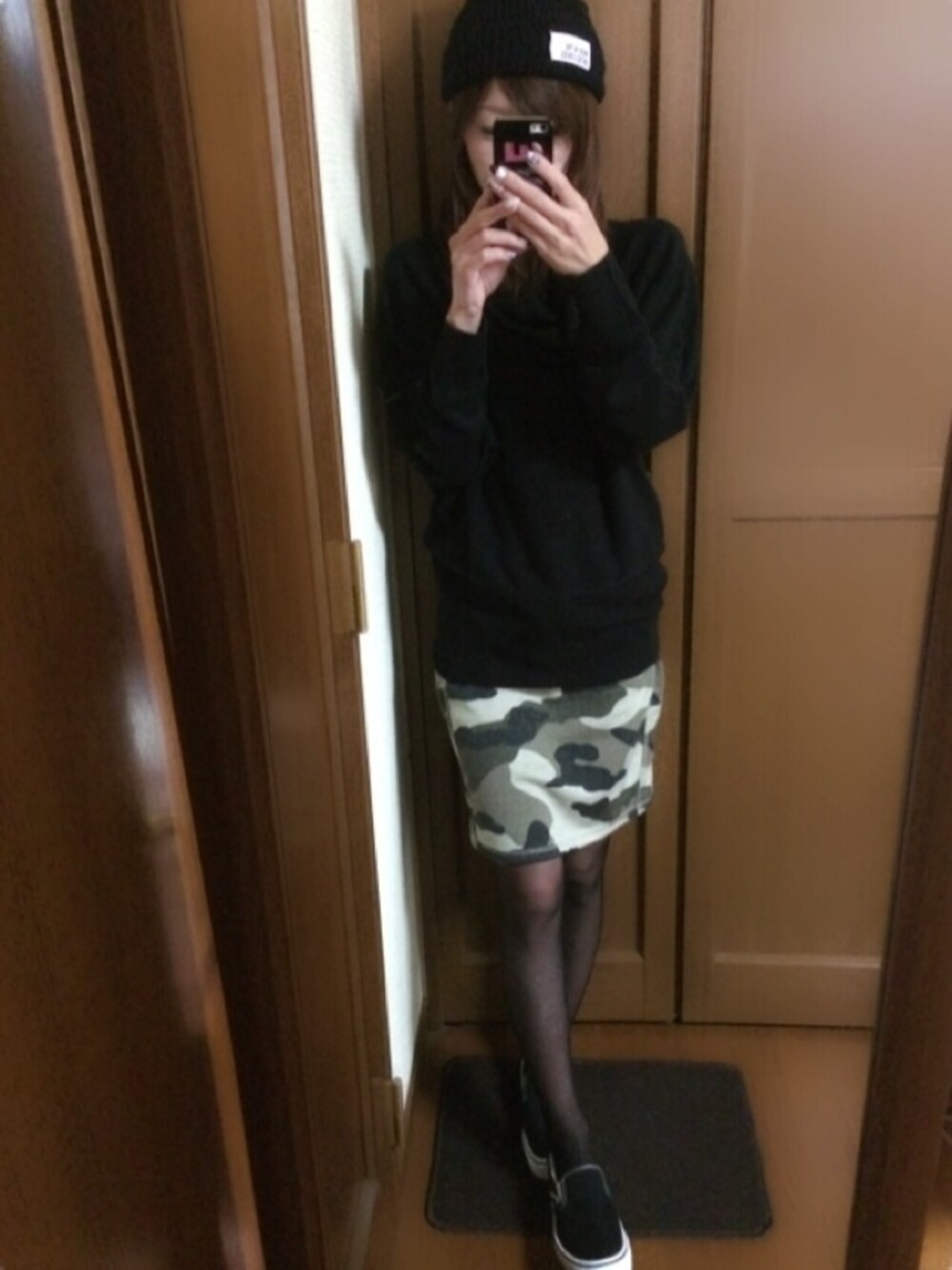 「カモフラ、ニット帽、VANS」｜「H&Mのアイテム（ニット/セーター、ブラック系）」を使った、yucaさん（レディース・156cm）の秋コーディネートの1枚目の写真