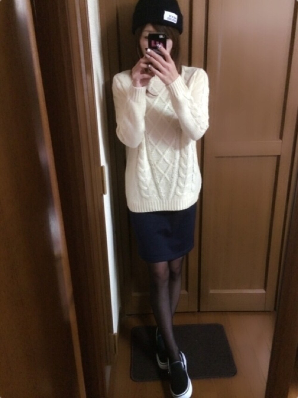 「ニット帽、ユニクロ、ビューティ&ユース ユナイテッドアローズ(BEAUTY&YOUTH UNITED ARROWS)、VANS、シアータイツ」｜「FOREVER 21のアイテム（ニット/セーター、ホワイト系）」を使った、yucaさん（レディース・156cm）の冬コーディネートの1枚目の写真