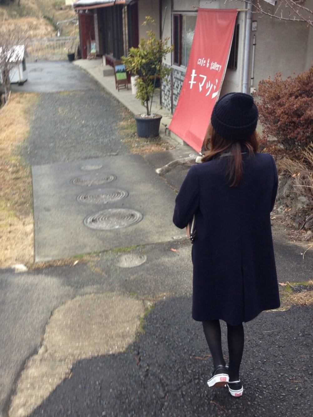 「チェスターコート、VANS、ニット帽」｜「IENAのアイテム（チェスターコート、ブルー系）」を使った、yucaさん（レディース・156cm）の冬コーディネートの1枚目の写真