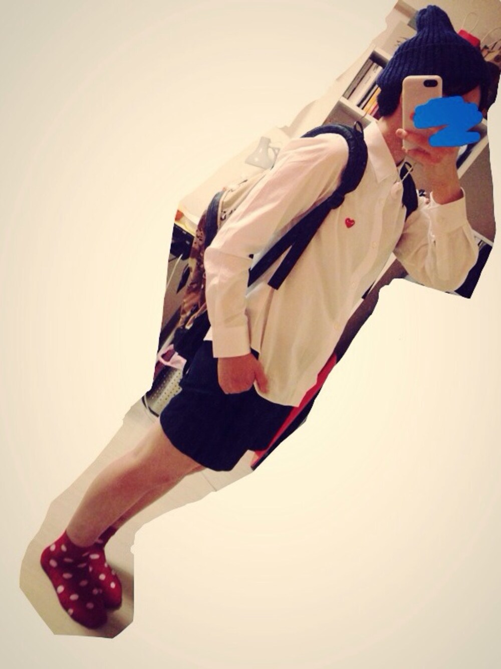 「ボーイッシュ、ニット帽、無印良品、古着MIX、赤い靴下、PLAY comme des garcons、ニット帽×夏」｜「PLAY COMME des GARCONSのアイテム（シャツ/ブラウス、ホワイト系）」を使った、ぶしさん（レディース・159cm）の夏コーディネートの1枚目の写真
