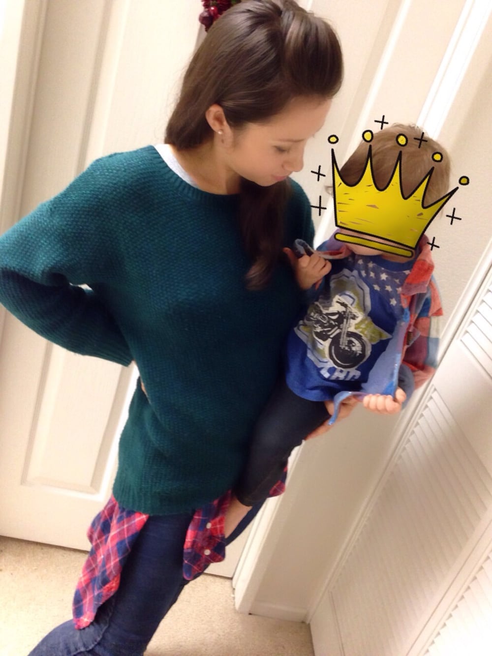 グリーン系のニット/セーター、ブルー系のその他パンツ、レッド系のシャツ/ブラウスを着用したレディースの冬コーディネートの1枚目の写真
