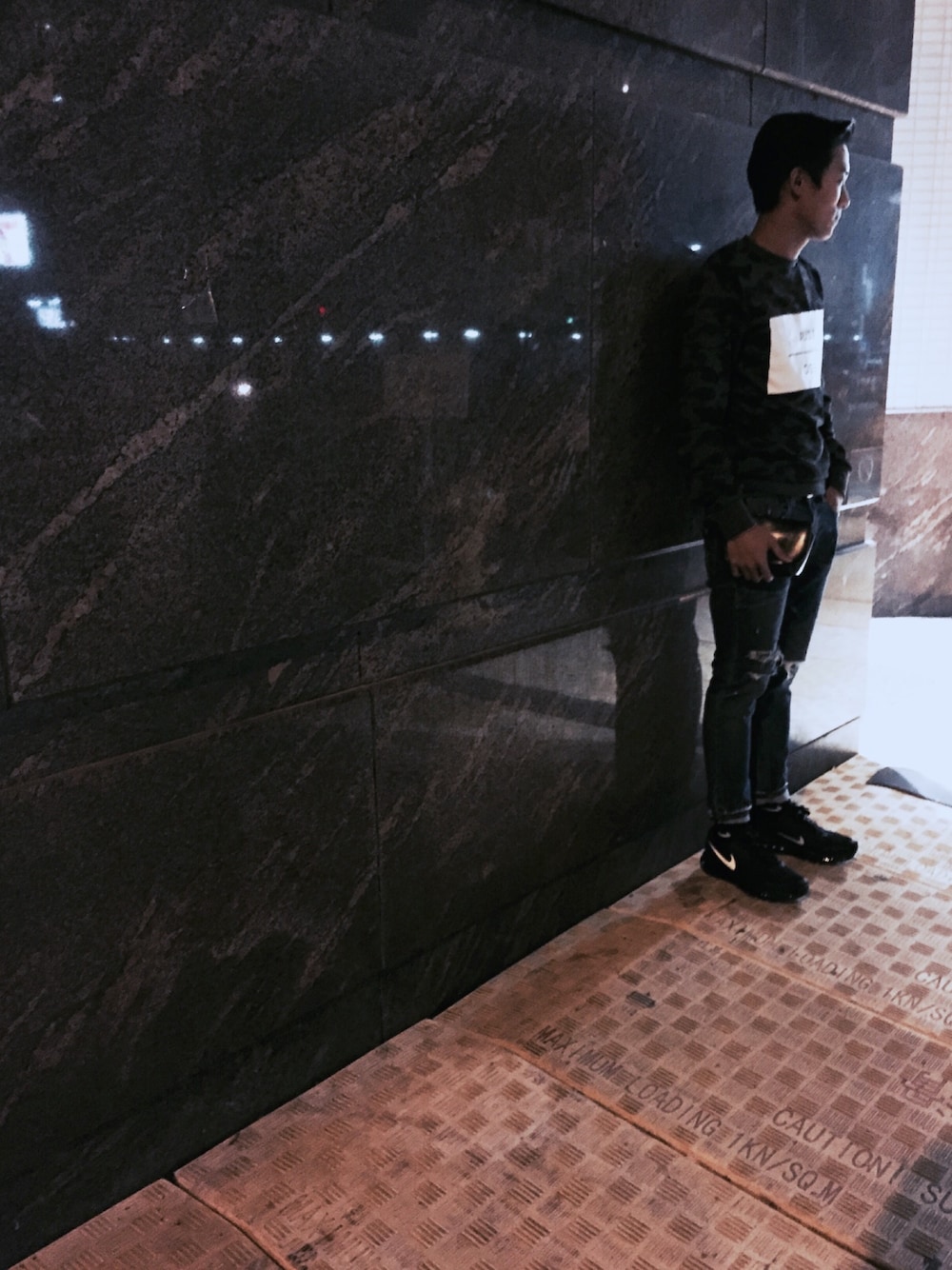 「hkboy、black、NIKE」｜「H&Mのアイテム（カーディガン/ボレロ、グレー系）」を使った、xxćhøüćhūńk!tさん（メンズ・174cm）の秋コーディネートの1枚目の写真