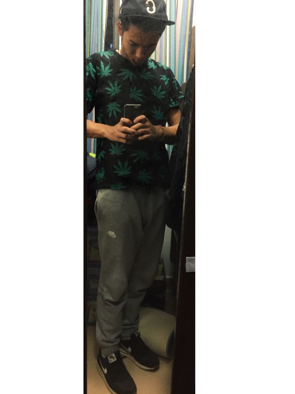 「jogger pants、NIKE AIR MAX、sporty」｜「NIKEのアイテム（その他パンツ、グレー系）」を使った、xxćhøüćhūńk!tさん（メンズ・174cm）の秋コーディネートの1枚目の写真