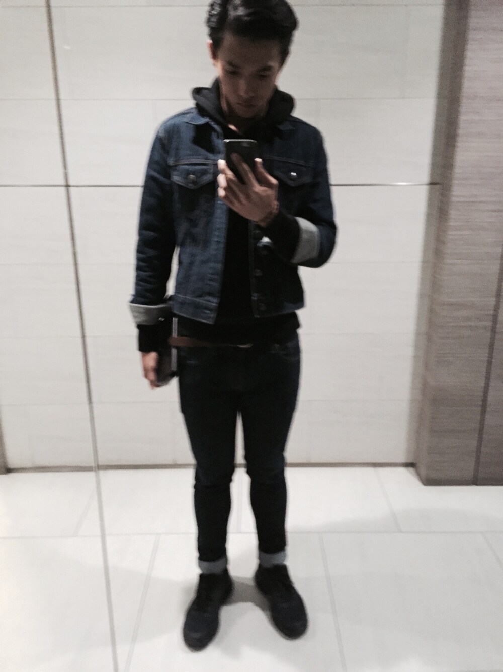 「FLYKNIT、black、denim」｜「UNIQLOのアイテム（パーカー、ブラック系）」を使った、xxćhøüćhūńk!tさん（メンズ・174cm）の冬コーディネートの1枚目の写真