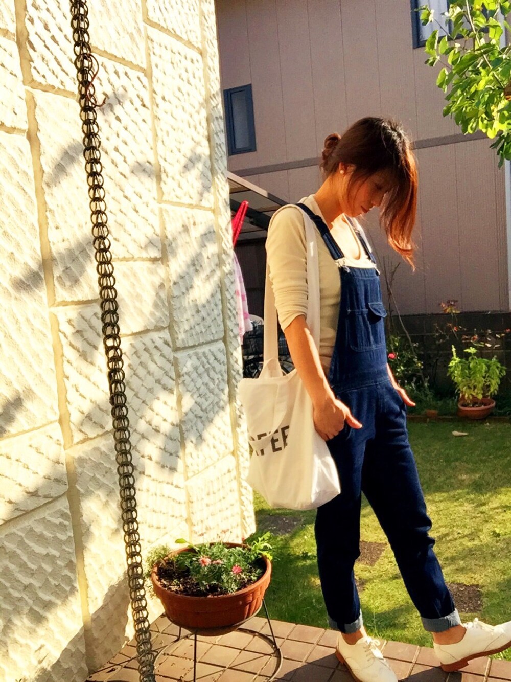 「サロペット、デニム、ママコーデ、ドレスシューズ、秋のコーデ、オーバーオール」｜「JEANASISのTCアンジェリーナUNLS/551837 （Tシャツ/カットソー、ホワイト系）」を使った、みんちょさん（レディース・155cm）の秋コーディネートの1枚目の写真