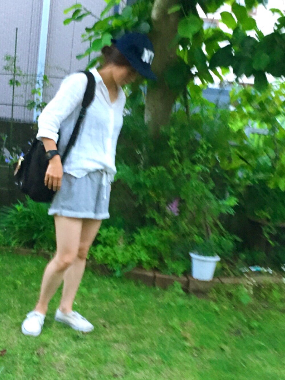「公園、ママコーデ、ラフ、シロシャツ、スウェット、スニーカー、夏、プチプラ、キャップ」｜「H&Mのアイテム（パンツ、グレー系）」を使った、みんちょさん（レディース・155cm）の夏コーディネートの1枚目の写真
