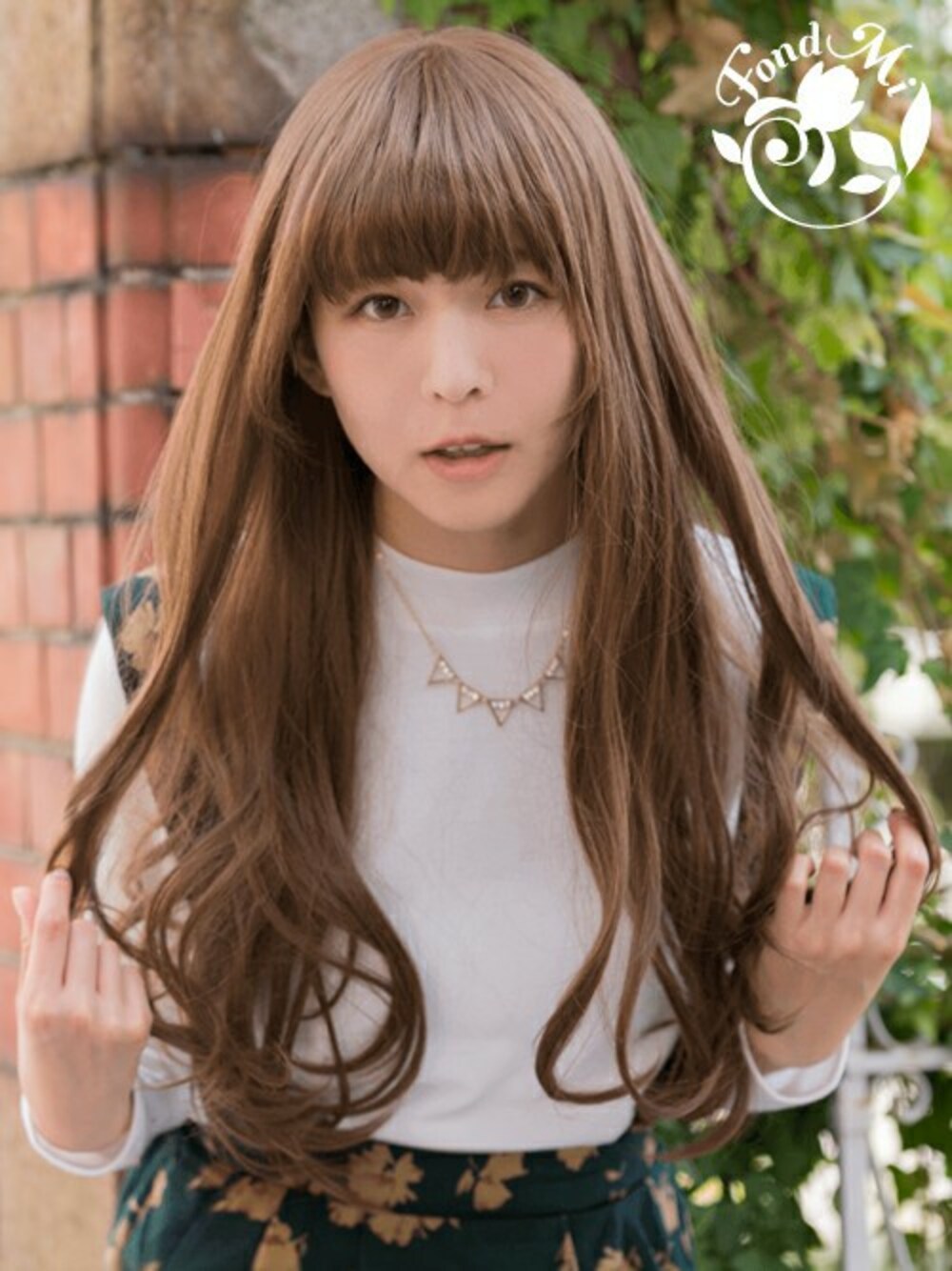 ブラウン系のウィッグを着用したレディースの夏コーディネートの1枚目の写真