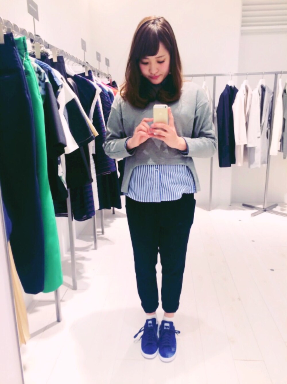 「スニーカー、adidas、White Mountaineering、スウェット、シャツスタイル、シャツ、チェックシャツ、チェック、STUDIOUS、スタンスミス」｜「TARO HORIUCHIのアイテム（スウェット、グレー系）」を使った、SHOKOさん（レディース・163cm）の春コーディネートの1枚目の写真