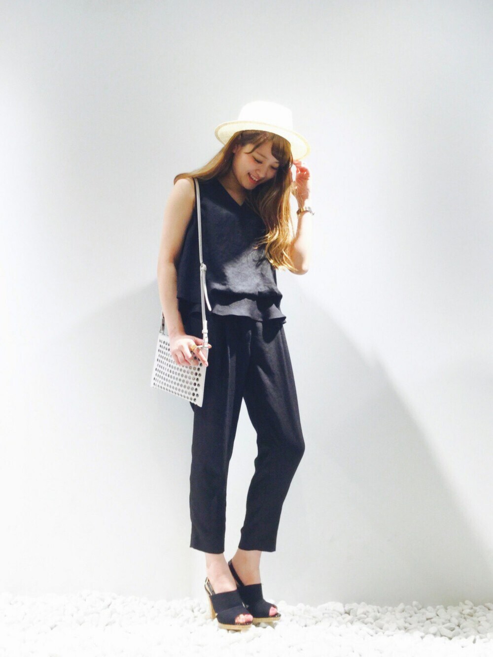 「STUDIOUS、ootd、outfit、セットアップ、シンプル、夏コーデ、むぎわら帽子、サンダル」｜「STUDIOUSのSTUDIOUS リネンライクVネックレイヤードブラウス（シャツ/ブラウス、ブラック系）」を使った、SHOKOさん（レディース・164cm）の春コーディネートの1枚目の写真