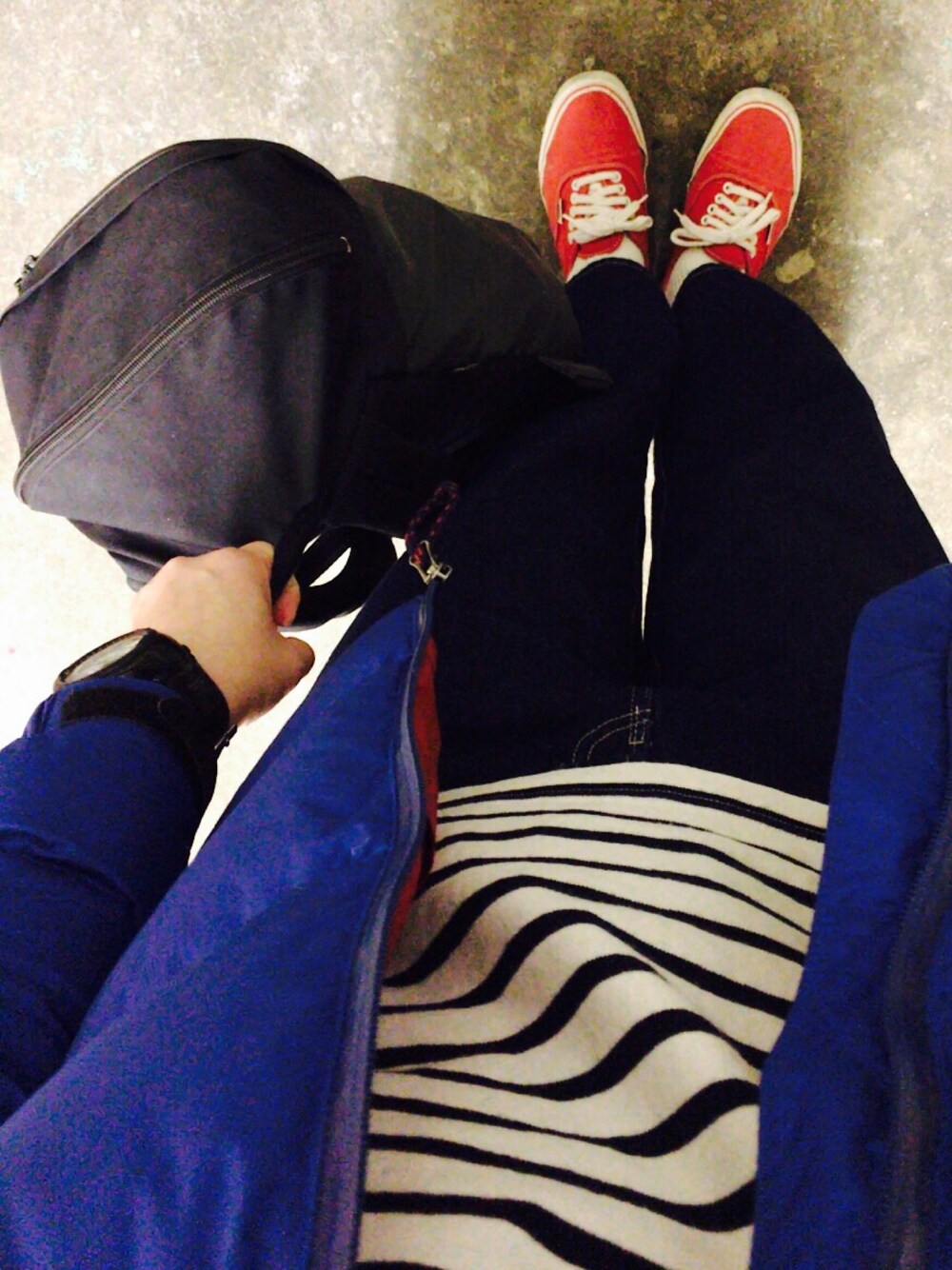 ブルー系のダウンジャケット/コート、ブルー系のパンツ、ブラック系のバックパック/リュックを着用したレディースの冬コーディネートの1枚目の写真