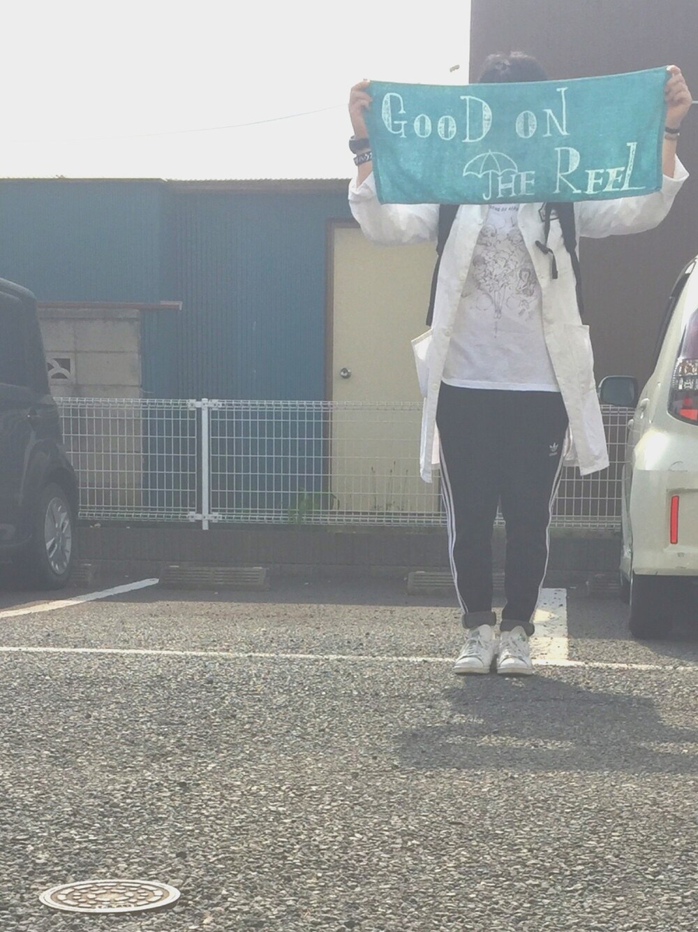 ホワイト系のその他アウター、ホワイト系のTシャツ/カットソー、グリーン系のスニーカーを着用したメンズの春コーディネートの1枚目の写真