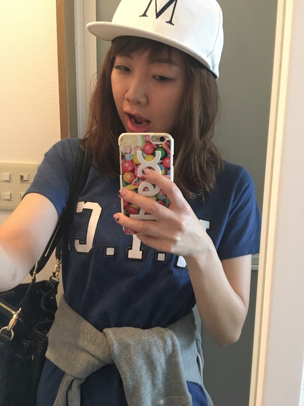 「Tシャツワンピ、ワンピース、キャップ、白キャップ、グレーパーカー、夏コーデ、ボーイズライク」｜「SHIPS for womenのアイテム（ワンピース、ブルー系）」を使った、TOMさん（レディース・162cm）の春コーディネートの1枚目の写真