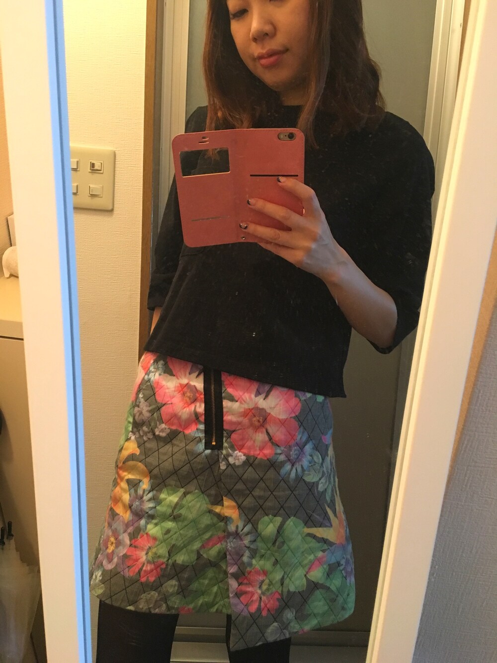 「夏コーデ、7分袖、スカート、カラフル、花柄、黒コーデ」｜「Another Editionの■7ブ袖ショートTシャツ/AEBC SHORT Tee 7SL◆（Tシャツ/カットソー、ブラック系）」を使った、TOMさん（レディース・162cm）の春コーディネートの1枚目の写真