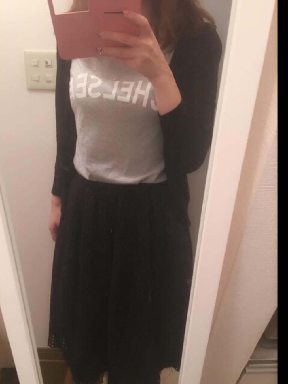 「カジュアル、楽チンコーデ、スカート、Tシャツ、モノトーン」｜「Mila Owenのアイテム（Tシャツ/カットソー、グレー系）」を使った、TOMさん（レディース・162cm）の春コーディネートの1枚目の写真