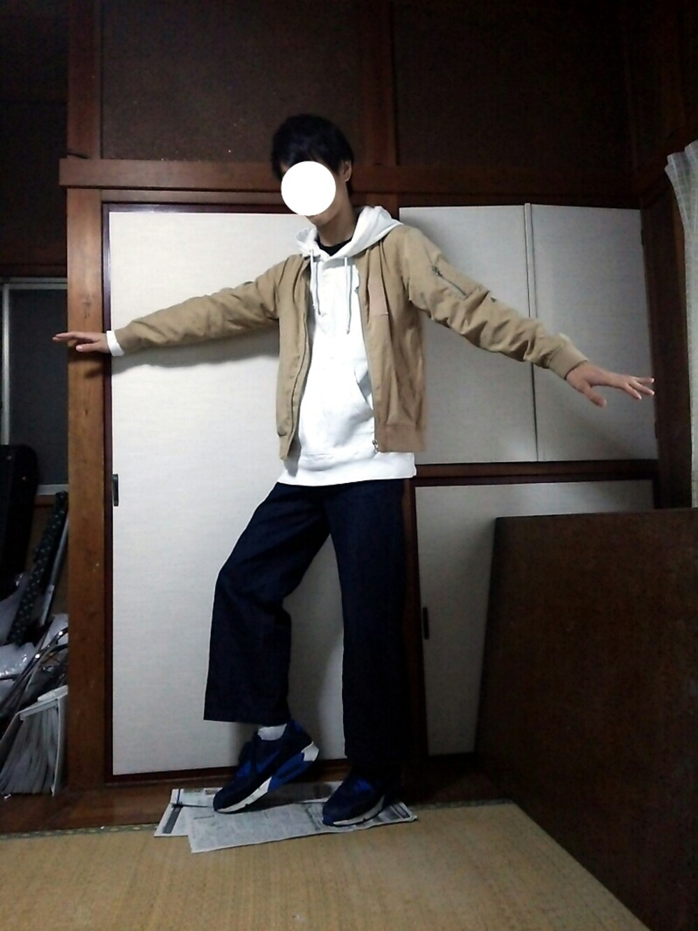 「MA-1、stussy、niko and ...、ciaopanic、ワイドデニムパンツ、ワイドパンツ×スニーカー、パーカー グレー、秋コーディネート」｜「CIAOPANICのアイテム（ミリタリージャケット、ベージュ系）」を使った、ゆっけさん（メンズ・180cm）の秋コーディネートの1枚目の写真