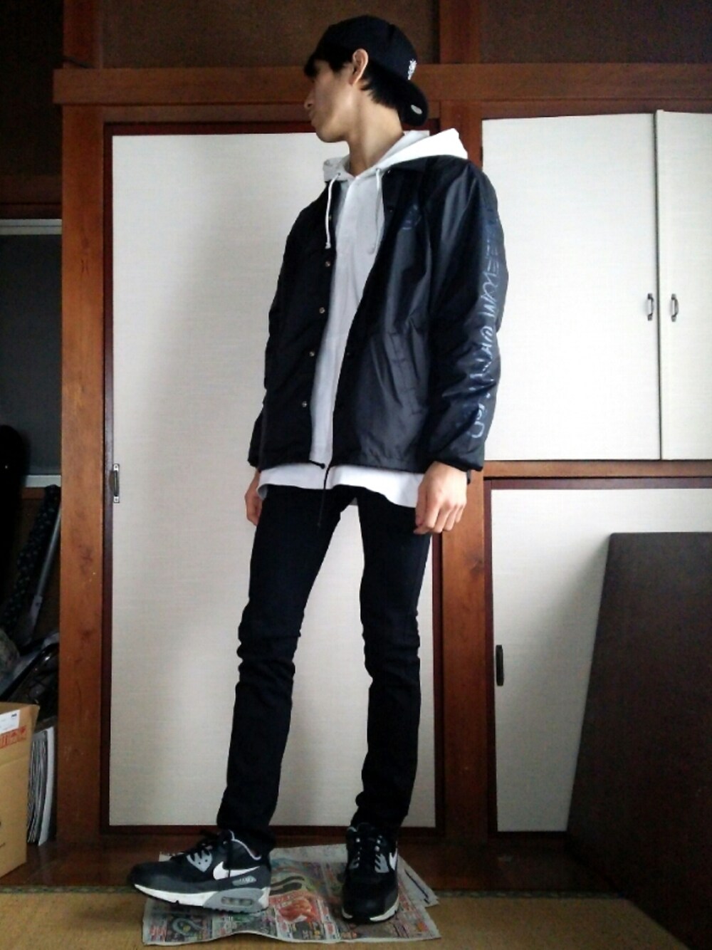 「ストリート、モノトーン、stussy、NIKE、スキニー、キャップ」｜「STUSSYのWorld Tour FA15 Cap（キャップ、ブラック系）」を使った、ゆっけさん（メンズ・180cm）の秋コーディネートの1枚目の写真