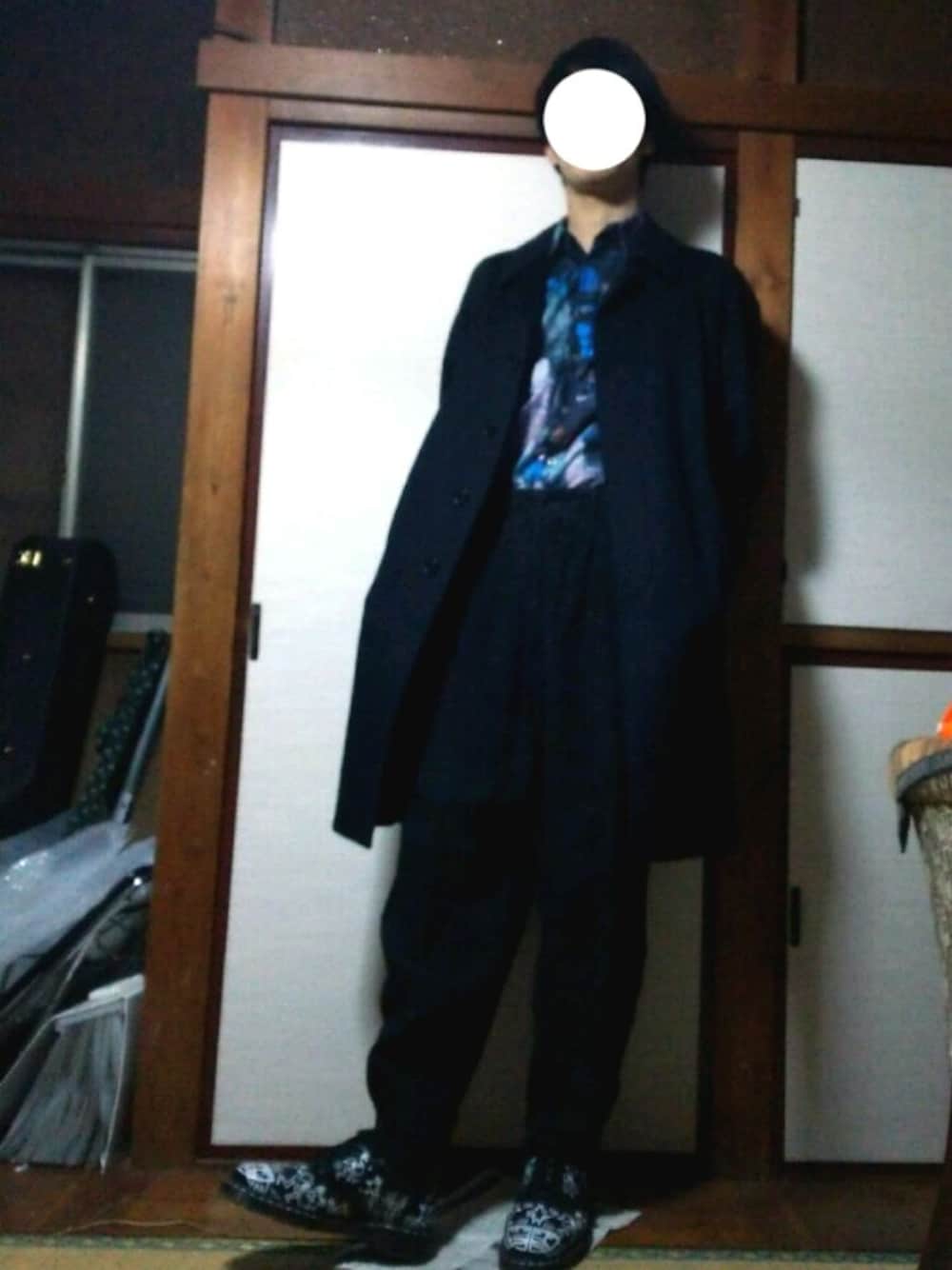 「冬コーデ、コート、モード、Paul Smith、Dr.Martens」｜「Paul SmithのBACKING CLOTH PRINT SHIRT / 253607 356M（シャツ/ブラウス、ブルー系）」を使った、ゆっけさん（メンズ・180cm）の秋コーディネートの1枚目の写真