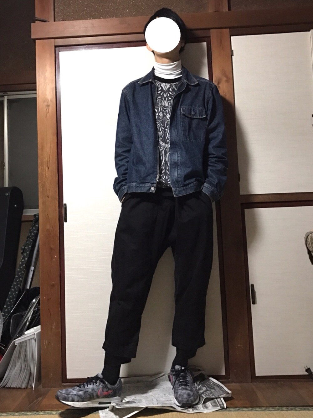 「冬、カジュアルコーデ、サルエルパンツ、デニム、デニムジャケット、総柄トップス、NIKE、AIR MAX」｜「UNIQLOのMEN ソフトタッチタートルネックT（長袖）（Tシャツ/カットソー、ホワイト系）」を使った、ゆっけさん（メンズ・180cm）の秋コーディネートの1枚目の写真