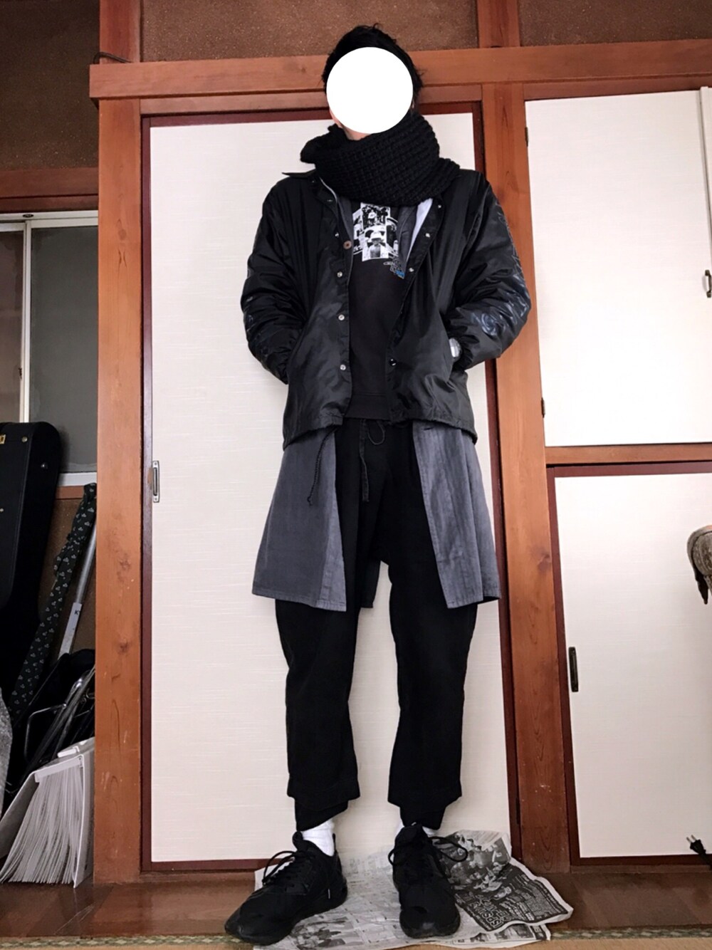 「モノトーン、スヌード、ワイドパンツ、サルエルパンツ、コーチジャケット、ショップコート、黒」｜「UNIQLOのアイテム（ストール/ショール、ブラック系）」を使った、ゆっけさん（メンズ・180cm）の秋コーディネートの1枚目の写真
