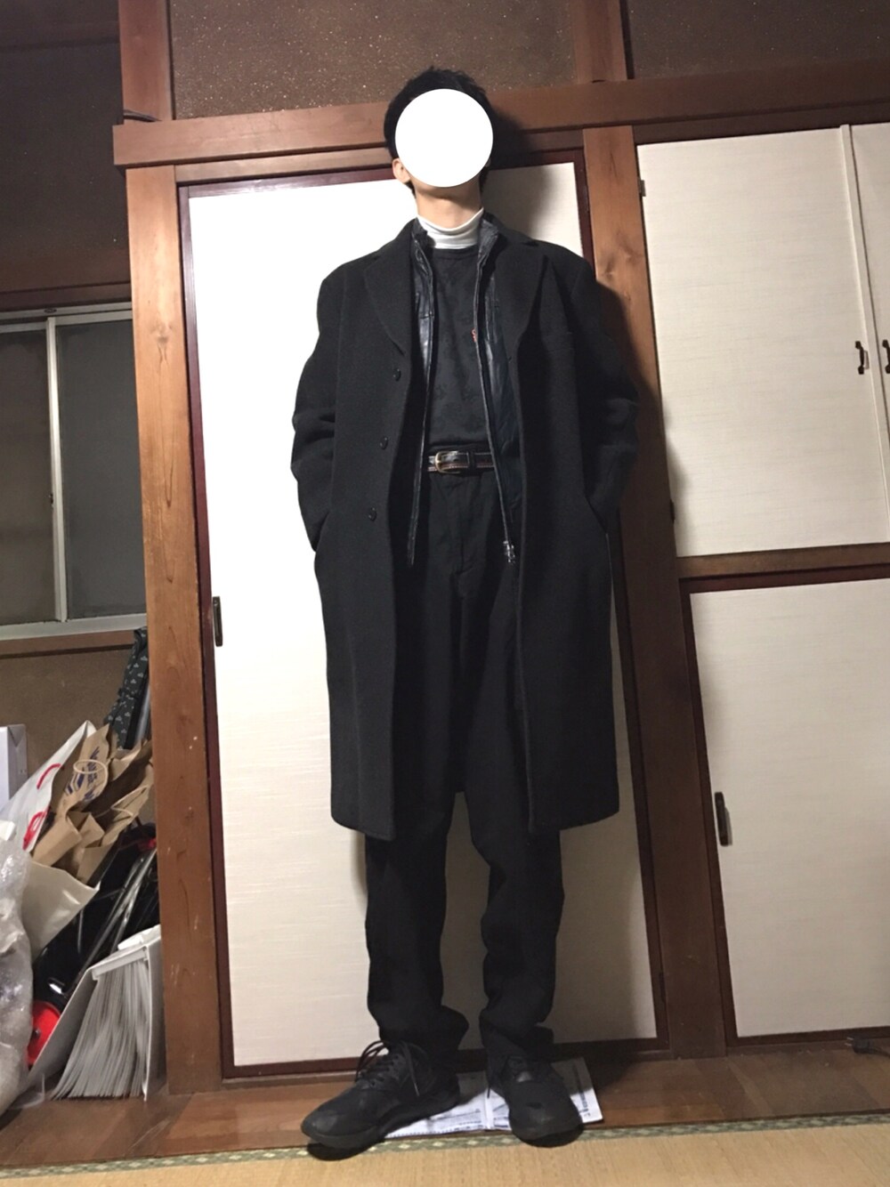 「チェスターコート、黒、冬コーデ、R.NEWBOLD、Paul Smith、アウターONアウター、ライダース、バギーパンツ、モノトーン」｜「R.NEWBOLDのアイテム（チェスターコート、グレー系）」を使った、ゆっけさん（メンズ・180cm）の冬コーディネートの1枚目の写真