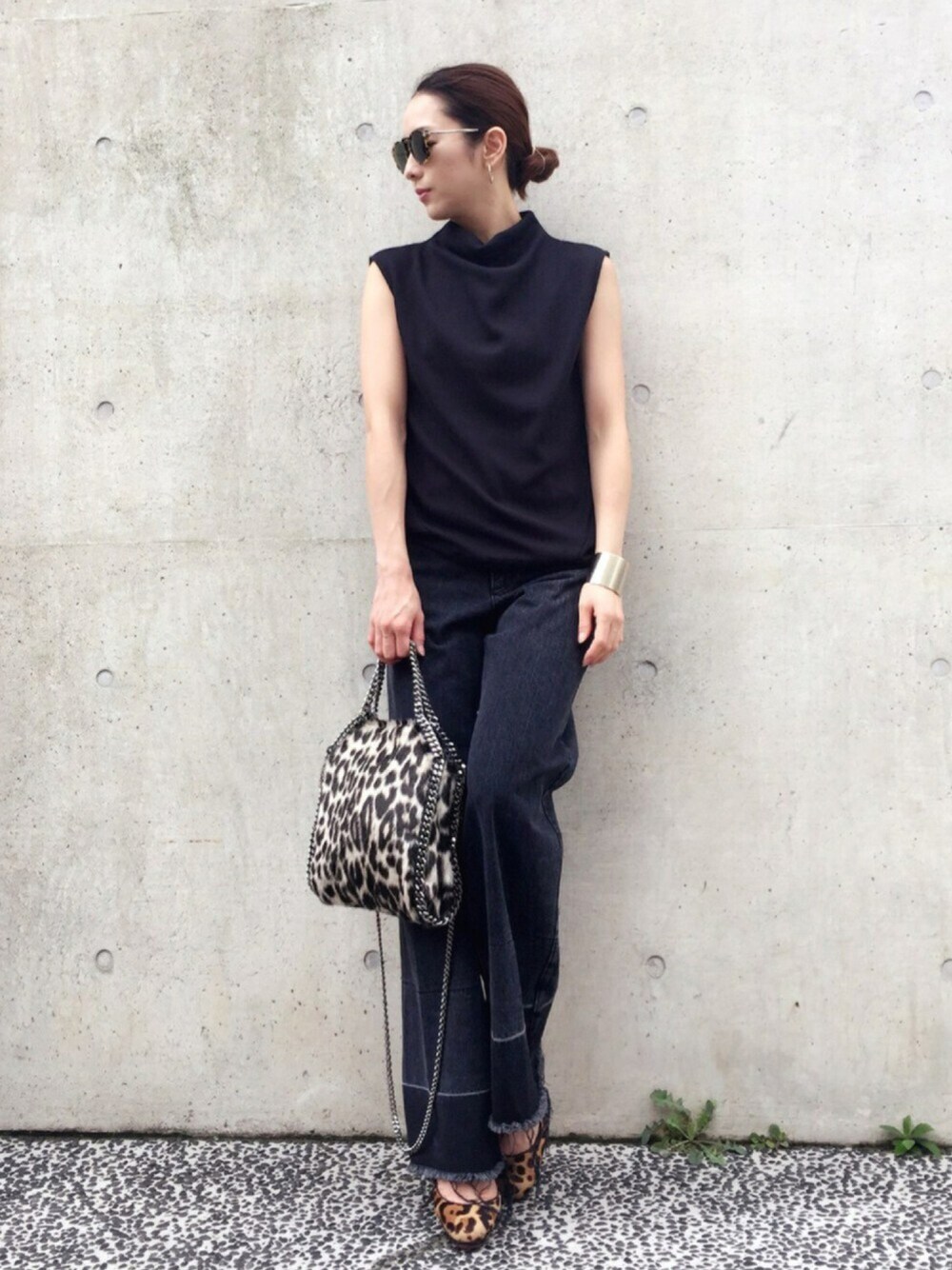 「黒、ノースリーブ、リブニット、アクアガール(aquagirl)、デニム、RACHEL COMEY、ブラックコーデ、Stella McCartney、大人カジュアル、シンプルコーデ」｜「aquagirlのメリッサプルオーバファブリック（ニット/セーター、ブラック系）」を使った、kanaさん（レディース・158cm）の夏コーディネートの1枚目の写真