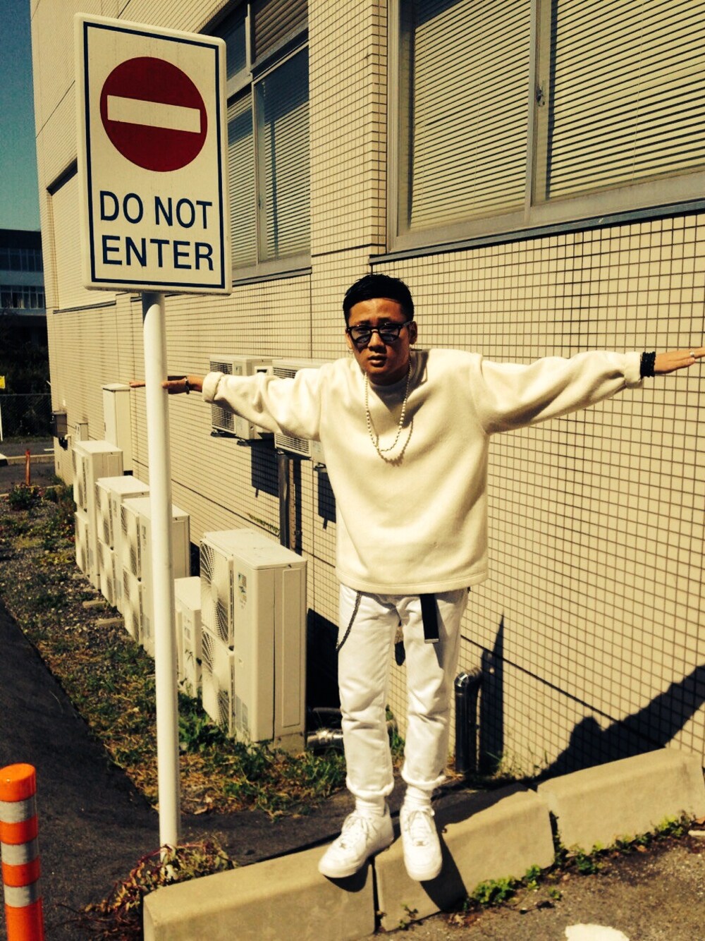 「Levi's、NIKE、soe、H&M、OLIVER PEOPLES、オールホワイト、白スニーカー、スポーツミックス、ブラック×ホワイト、ホワイトニット」｜「soeのアイテム（ニット/セーター、ホワイト系）」を使った、kohei hamabataさん（メンズ・161cm）の秋コーディネートの1枚目の写真