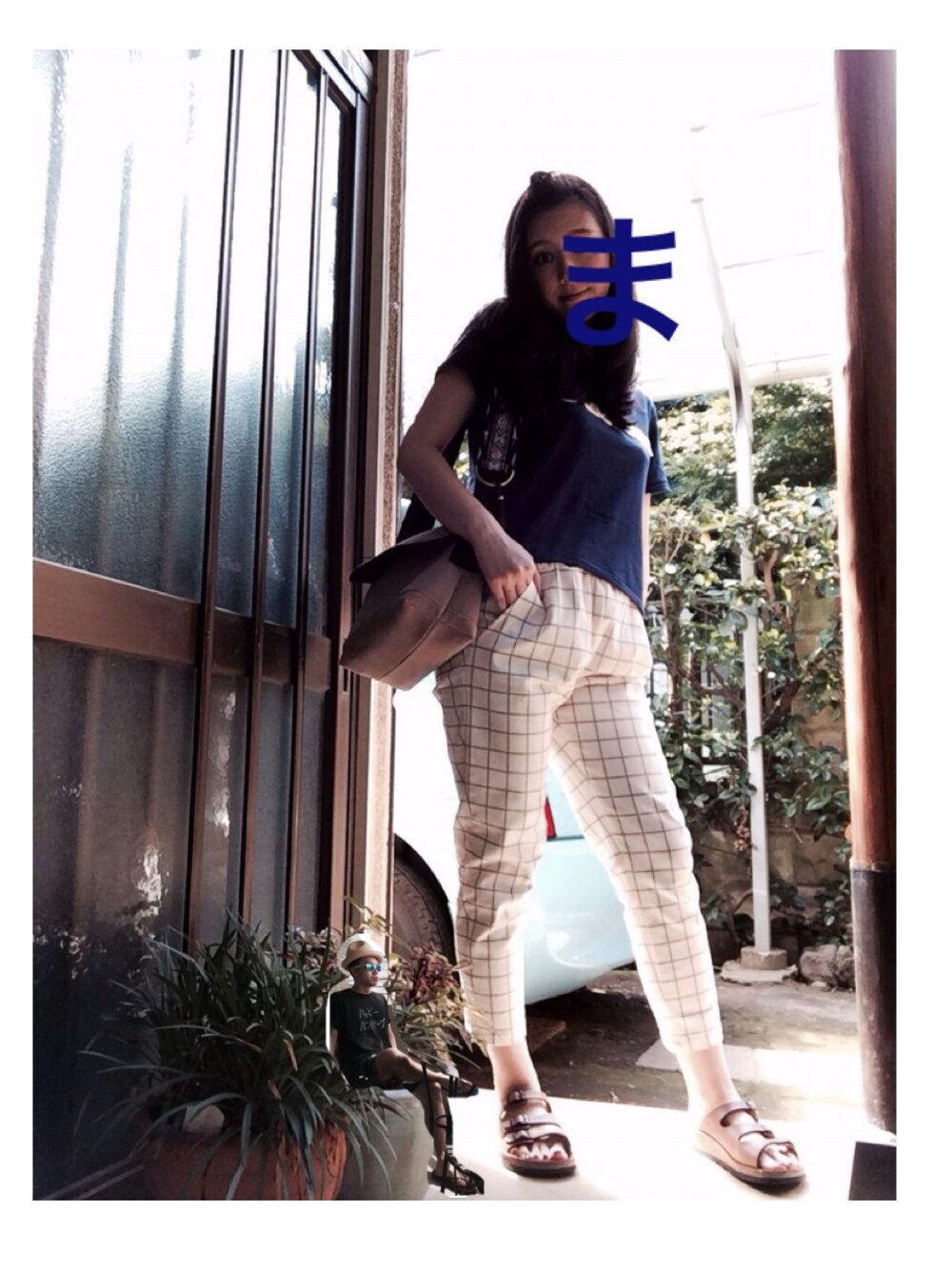 ブルー系のTシャツ/カットソー、ホワイト系のその他パンツ、ブラウン系のサンダルを着用したレディースの秋コーディネートの1枚目の写真