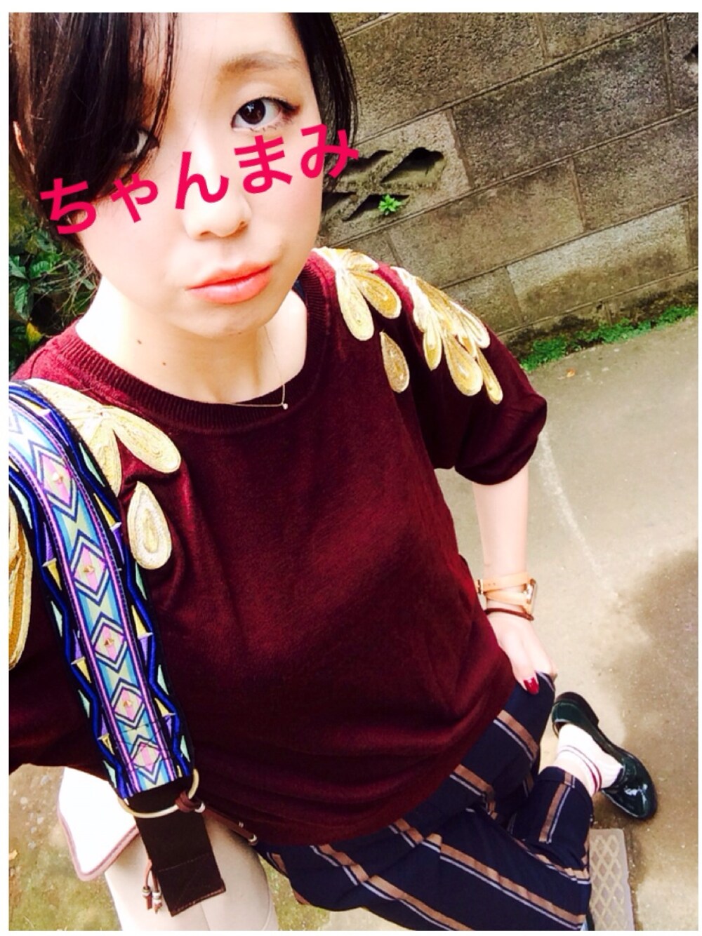 レッド系のニット/セーター、その他のその他パンツ、グリーン系のドレスシューズを着用したレディースの秋コーディネートの1枚目の写真