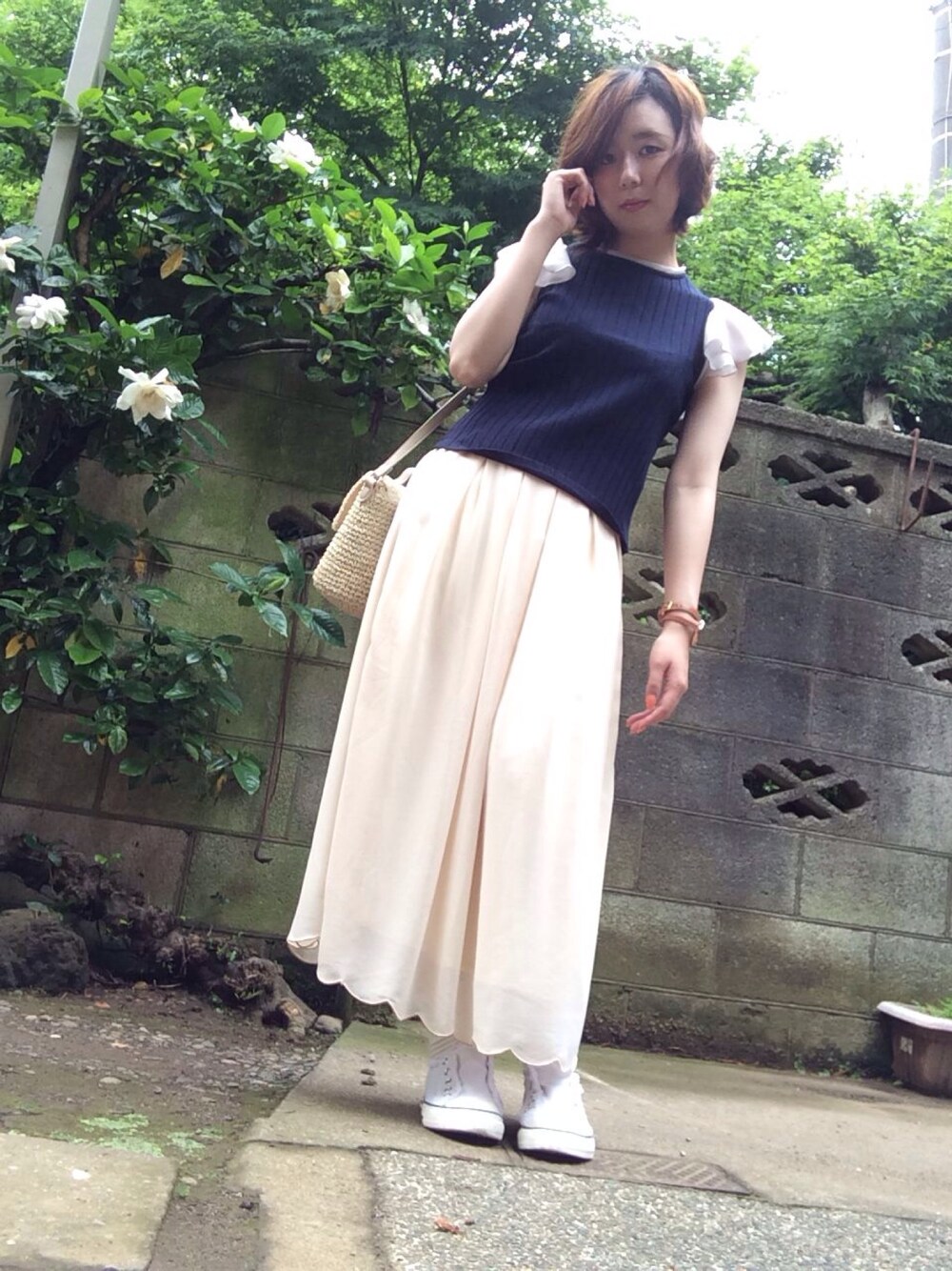 ブルー系のTシャツ/カットソー、ベージュ系のスカート、ベージュ系のショルダーバッグを着用したレディースの夏コーディネートの1枚目の写真