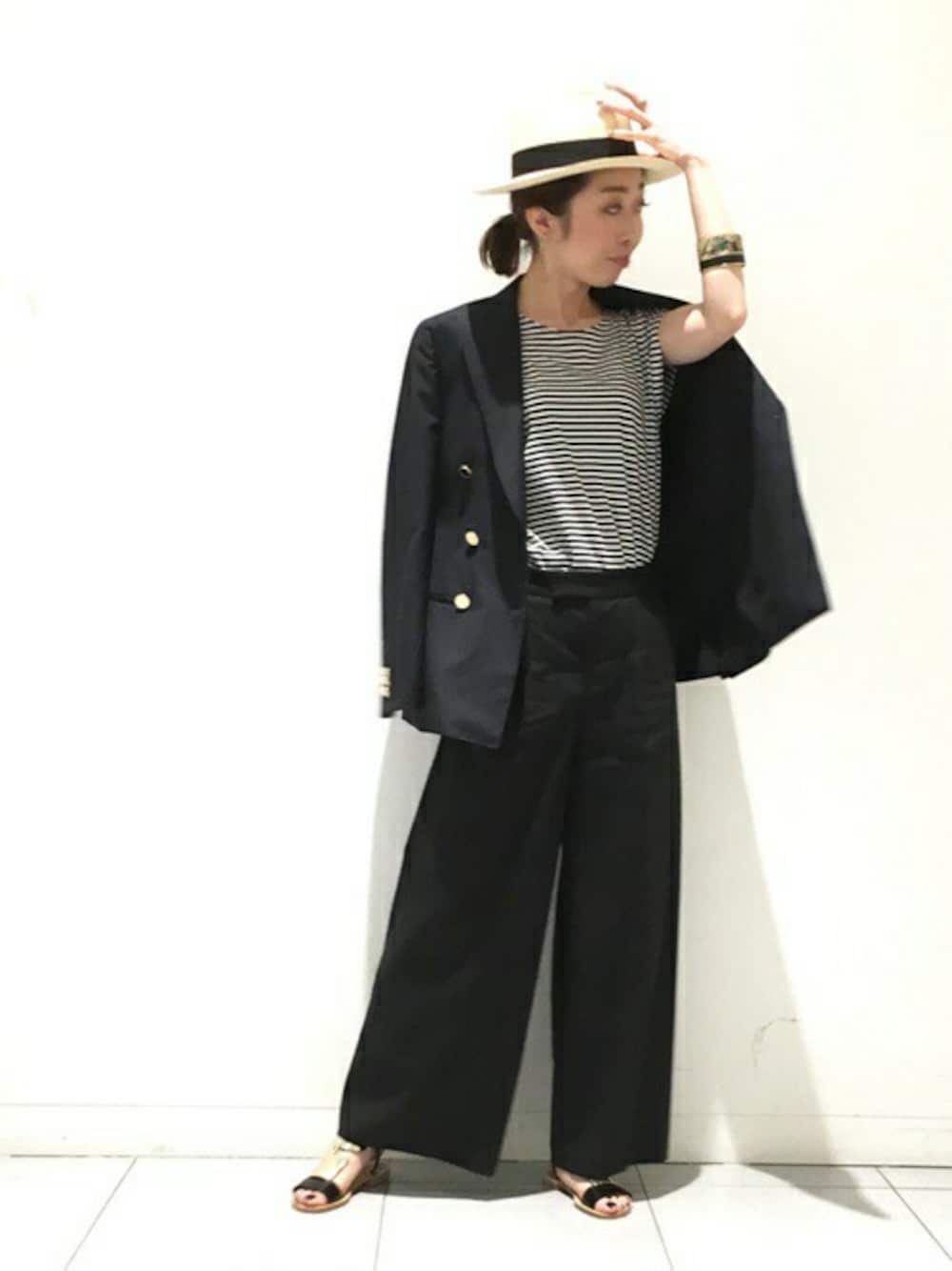 ブラック系のその他パンツ、ブラック系のTシャツ/カットソー、ホワイト系のハットを着用したレディースの春コーディネートの1枚目の写真