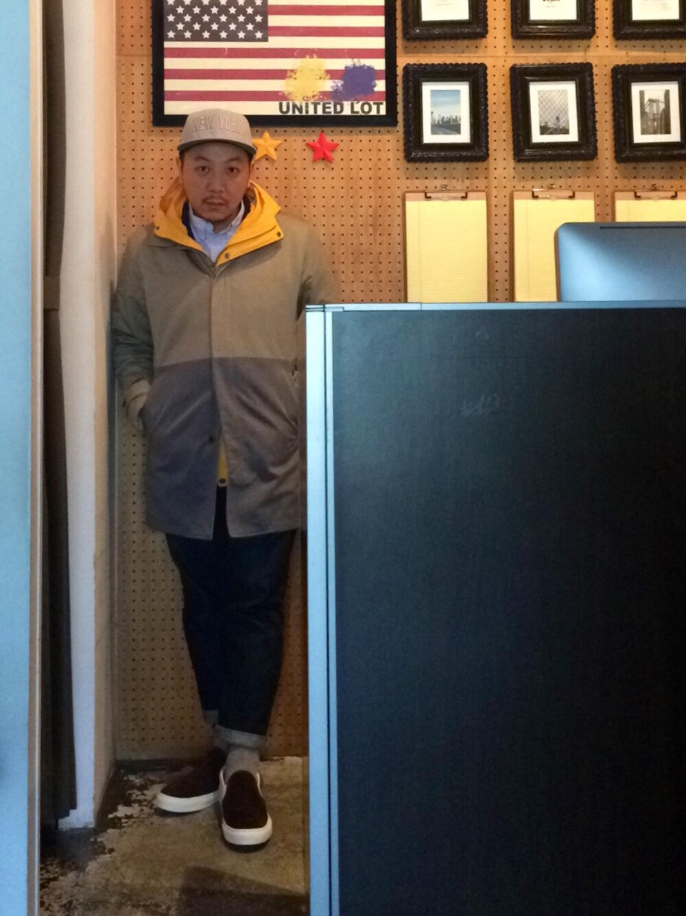 「バイカラー、ラインソックス、acehotel」｜「OUTPUTのUNITED LOT Slip-on Sneaker（スニーカー、ブラウン系）」を使った、伊藤孝法さん（メンズ・165cm）の春コーディネートの1枚目の写真