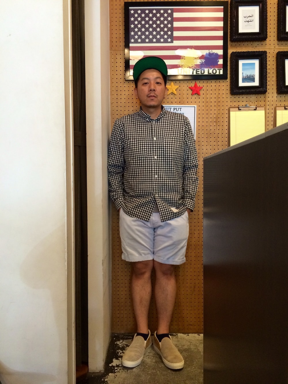 「スニーカー、白シャツ、スリッポン、ROLEX、acehotel、膝上ショーツ」｜「ACE HOTEL BB CAP（キャップ、グレー系）」を使った、伊藤孝法さん（メンズ・165cm）の夏コーディネートの1枚目の写真