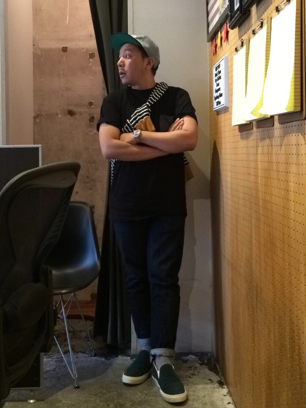 「たすき掛け、ポケットＴシャツ、スリッポン、ベースボールキャップ、acehotel」｜「OUTPUTのUNITED LOT Slip-on Sneaker（スニーカー、その他）」を使った、伊藤孝法さん（メンズ・165cm）の夏コーディネートの1枚目の写真