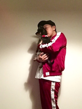 「アイテム（ジャージ、レッド系）」を使った、伊藤孝法さん（メンズ・165cm）の冬コーディネート