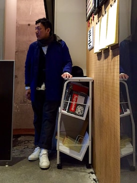 「白いスニーカー」｜「アイテム（その他アウター）」を使った、伊藤孝法さん（メンズ・165cm）の春コーディネート