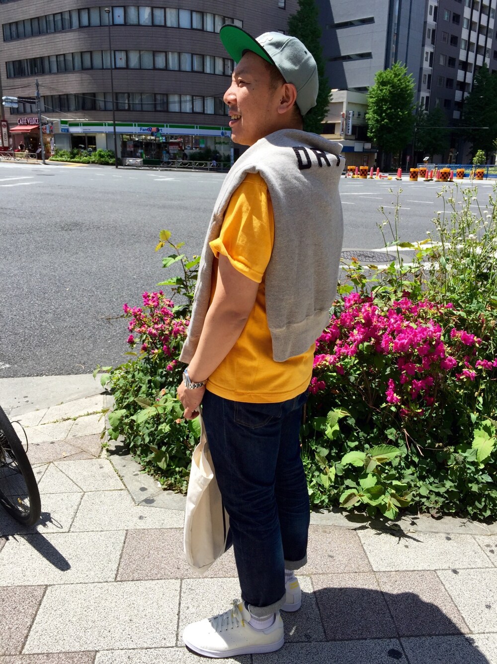 「HUMAN MADE、adidas originals、acehotel、ベースボールキャップ、スウェット、Tシャツ、スキニーデニム、スニーカー、トートバッグ、The POOL AOYAMA」｜「ACE HOTEL BB CAP（キャップ、グレー系）」を使った、伊藤孝法さん（メンズ・165cm）の春コーディネートの1枚目の写真