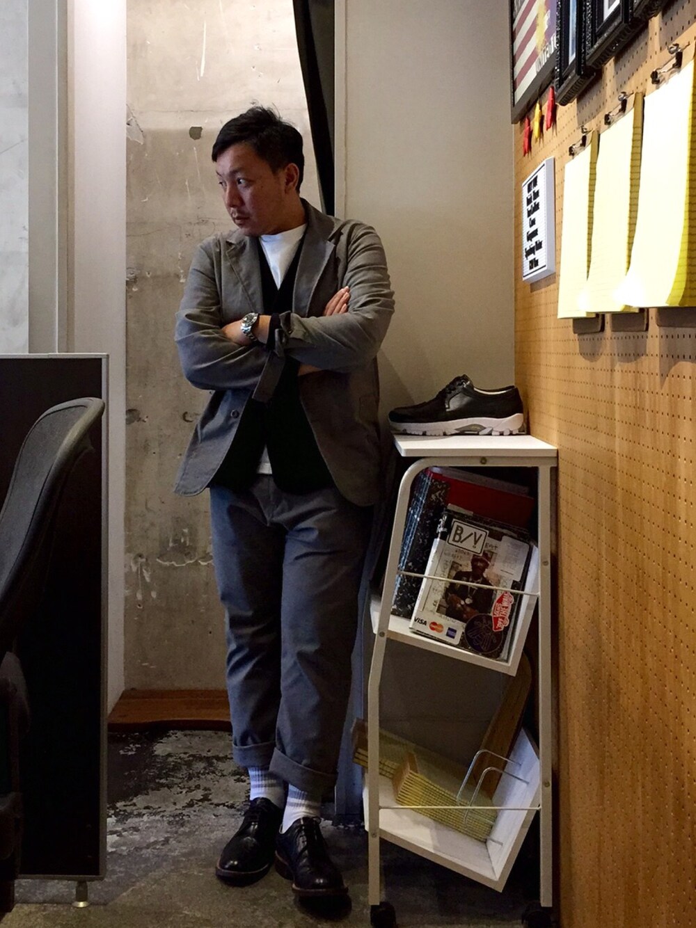 「セットアップ、ジャケット、アンクルパンツ、ラインソックス、革靴、ウィングチップシューズ、無地T」｜「OUTPUTのSomething Special Tailored Coverall（テーラードジャケット、その他）」を使った、伊藤孝法さん（メンズ・165cm）の秋コーディネートの1枚目の写真