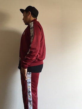 「アイテム（ジャージ、レッド系）」を使った、伊藤孝法さん（メンズ・165cm）の秋コーディネート