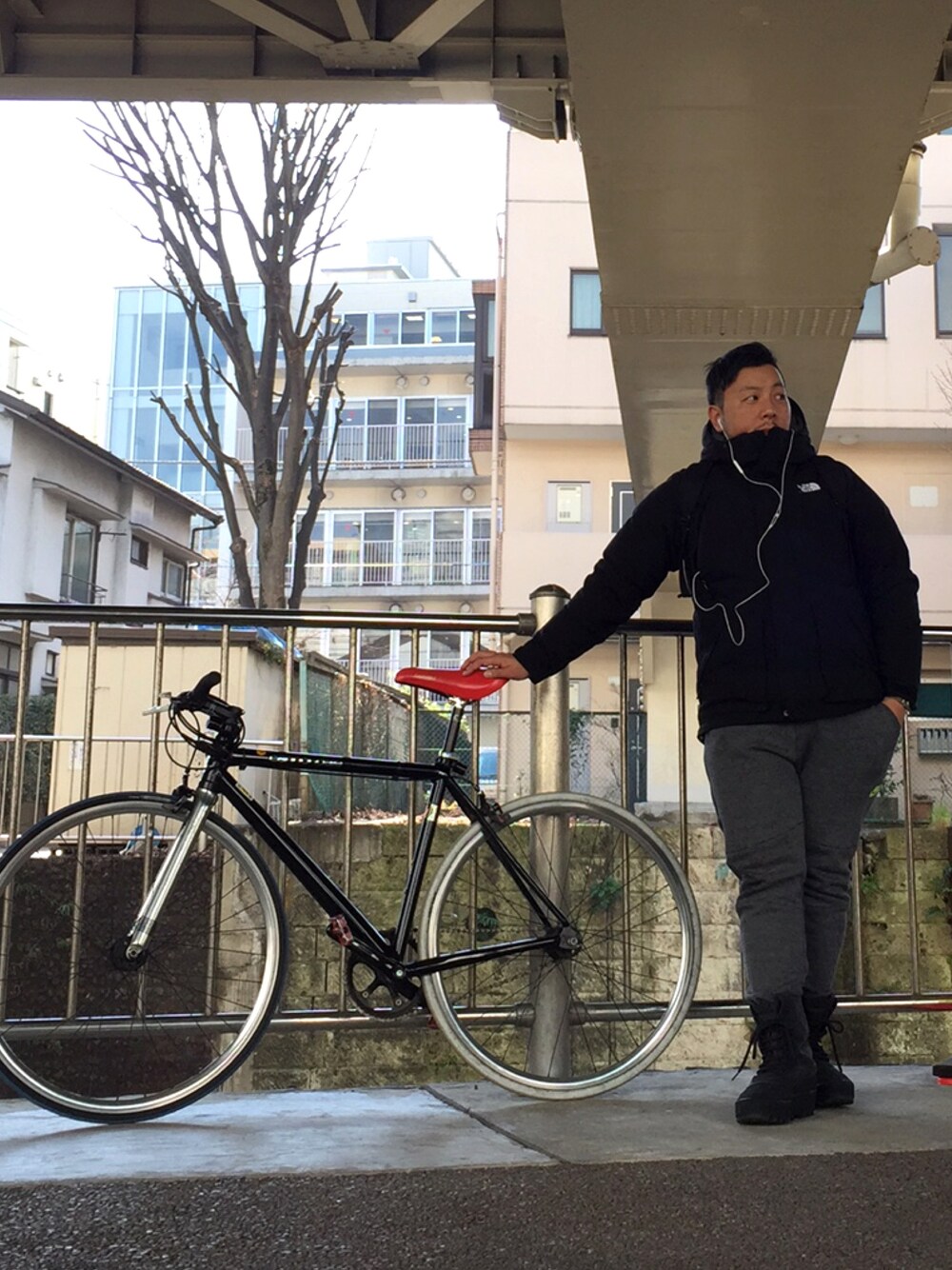 「THE NORTH FACE、NIKE、NIKE TECH FLEECE、adidas originals、yeezy、yeezy950、自転車スタイル、私服の制服化」｜「THE NORTH FACEのTHE NORTH FACE 
Elebus Jacket （ダウンジャケット/コート、ブラック系）」を使った、伊藤孝法さん（メンズ・165cm）の春コーディネートの1枚目の写真