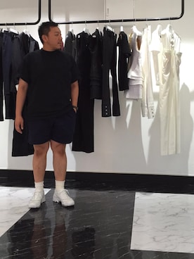 「膝上ショーツ」｜「アイテム（スニーカー）」を使った、伊藤孝法さん（メンズ・165cm）の夏コーディネート