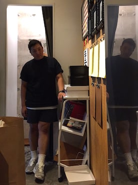 「膝上ショーツ」｜「アイテム（スニーカー）」を使った、伊藤孝法さん（メンズ・165cm）の夏コーディネート